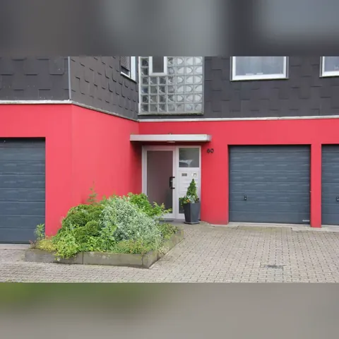 Hauseingang der Wohnanlage mit Garagen