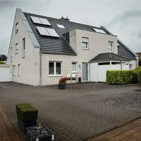 Hausfront in Selm mit Solarkollektoren und Carport