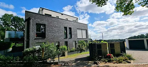 Neuwertige Erdgeschosswohnung mit Garten, Terrasse und Garage, Foto 1